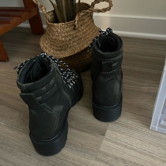 STEVE MADDEN - Picture 3 of 7